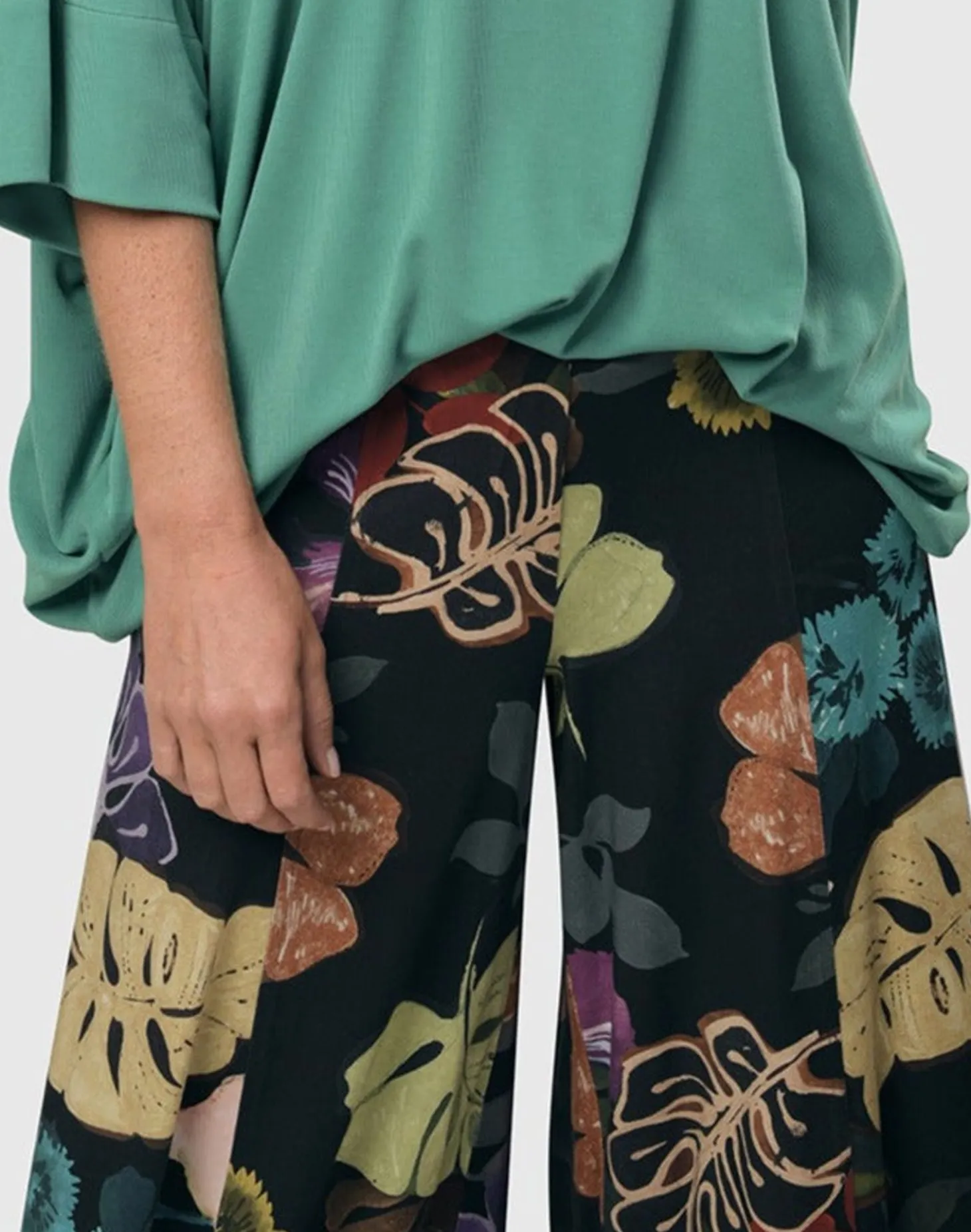 Women Alembika Bali Punto Pants, Leaves Multi