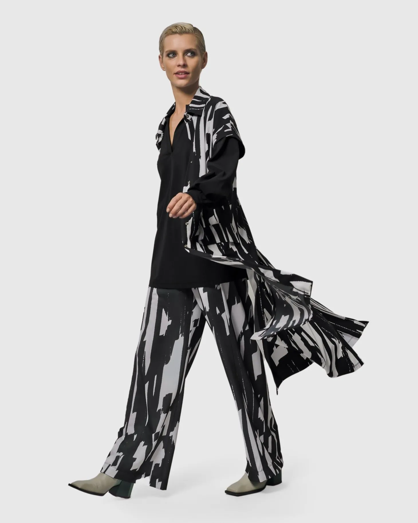 Women Alembika Cyber Short Sleeve Duster, Brush