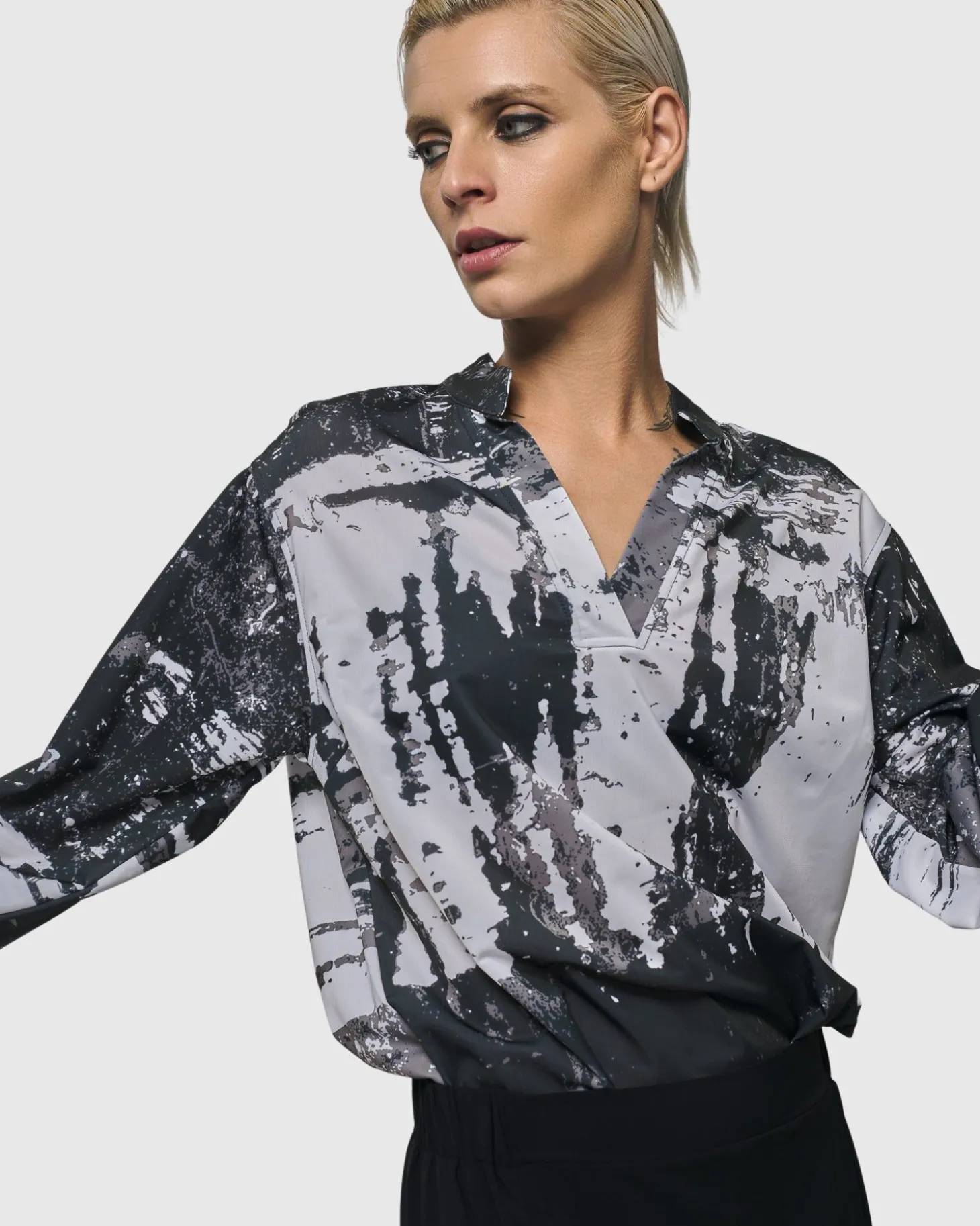 Women Alembika Digi V-Neck Pullover Top, Marble