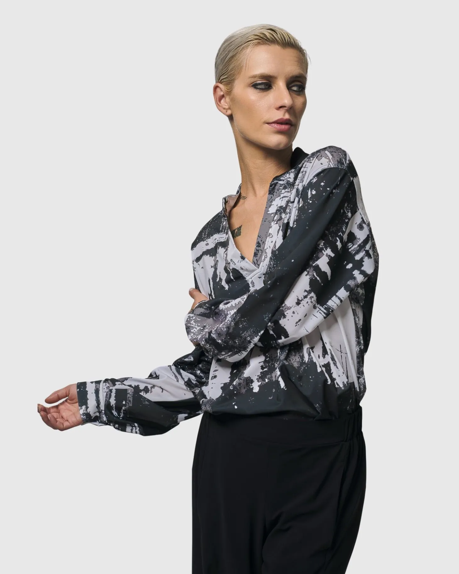Women Alembika Digi V-Neck Pullover Top, Marble