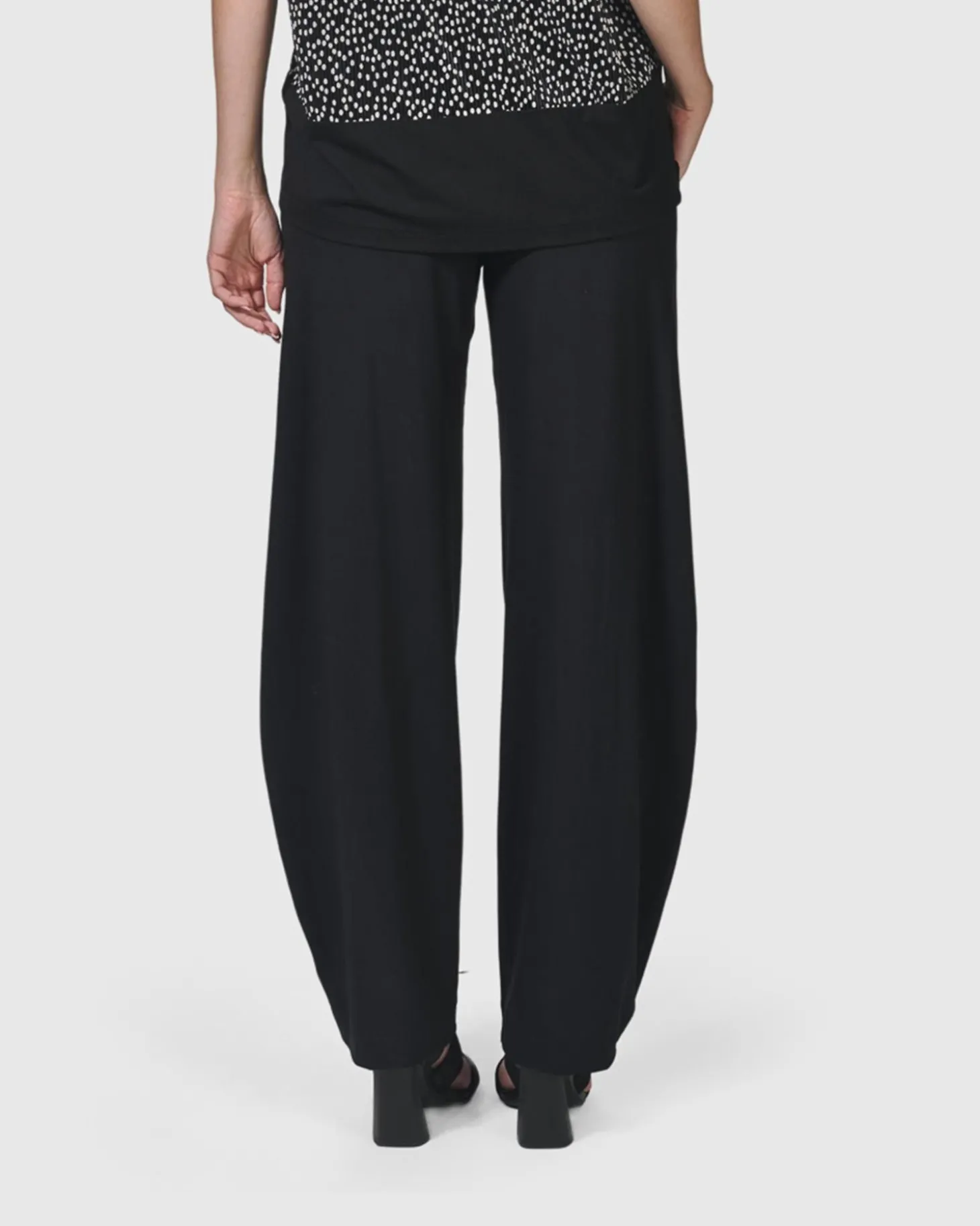 Women Alembika Essential Flow Pants, Black