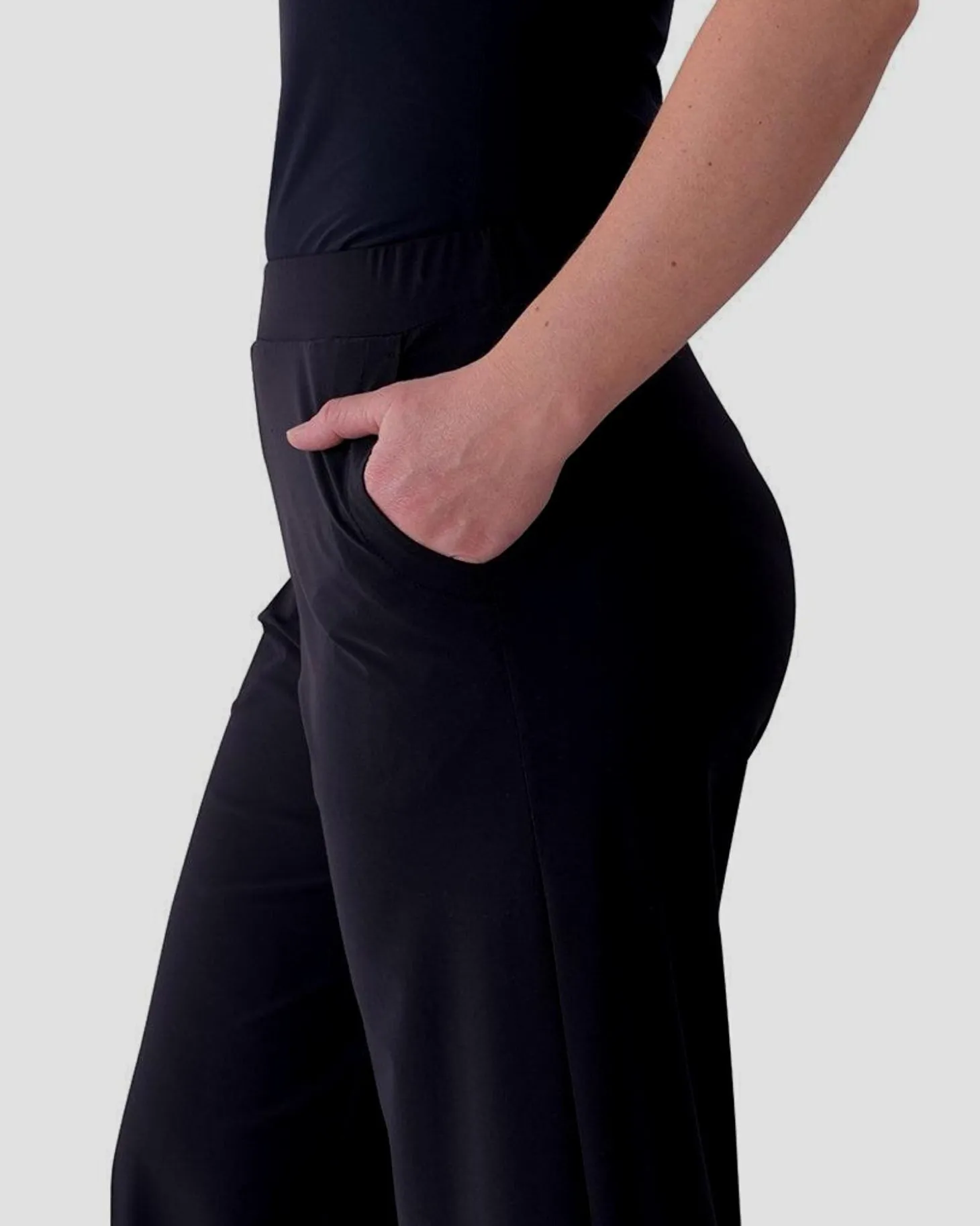 Women Alembika Essential Flow Pants, Black