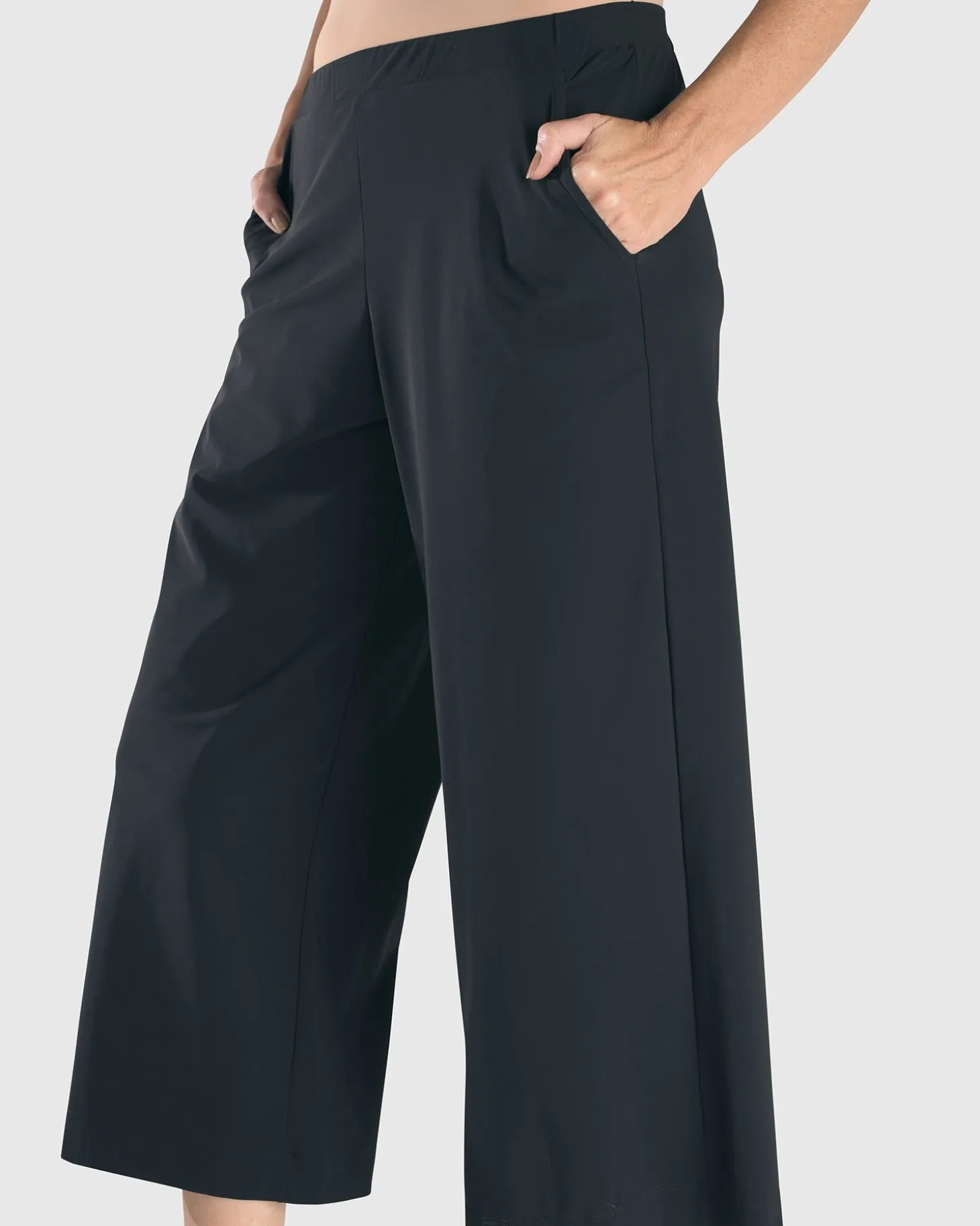 Women Alembika Essential Tekbika Cute Crop Pants, Black