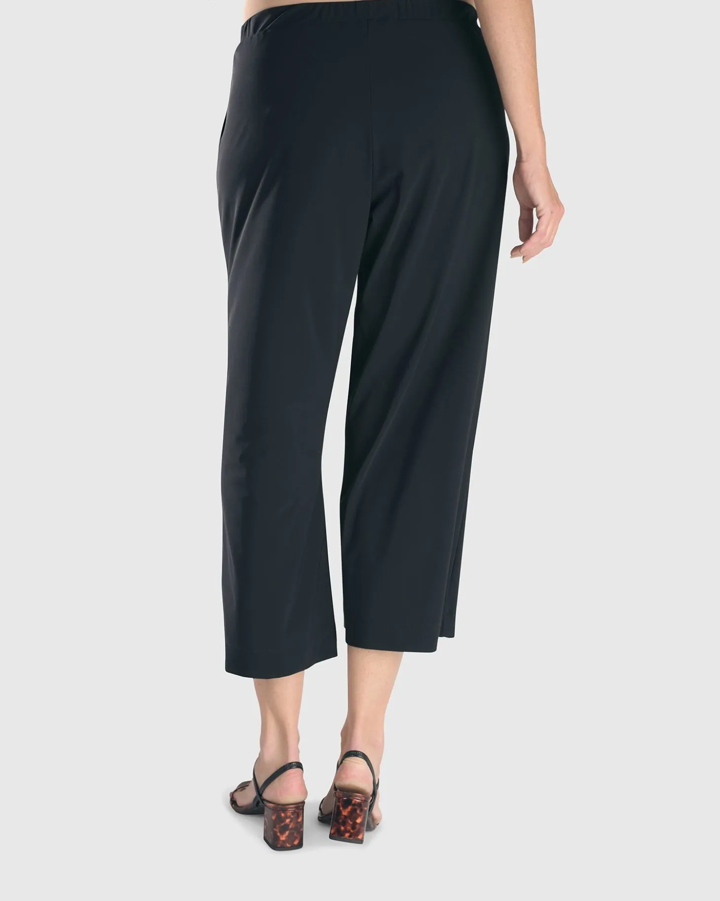 Women Alembika Essential Tekbika Cute Crop Pants, Black