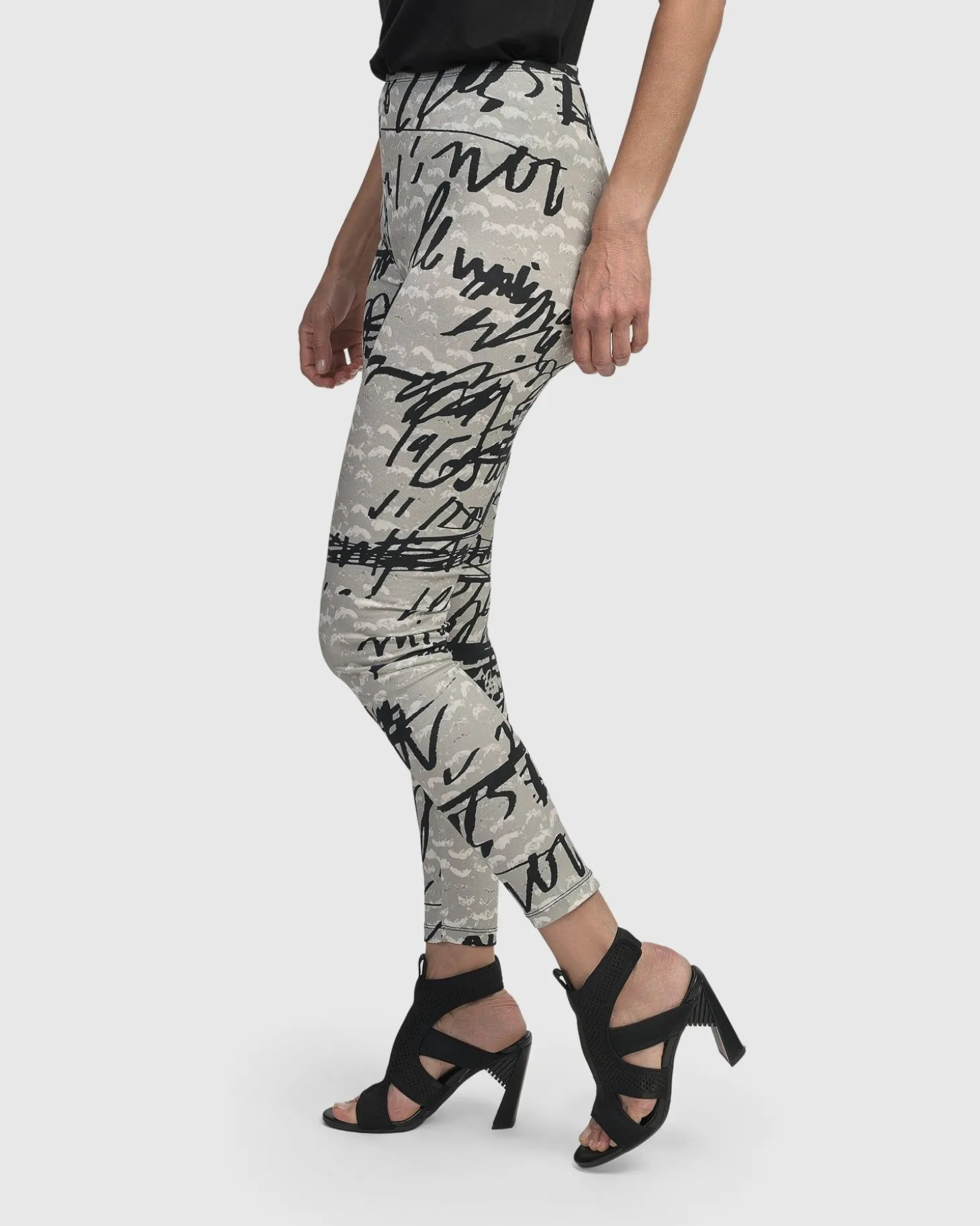 Women Alembika Flirty Leggings, Script