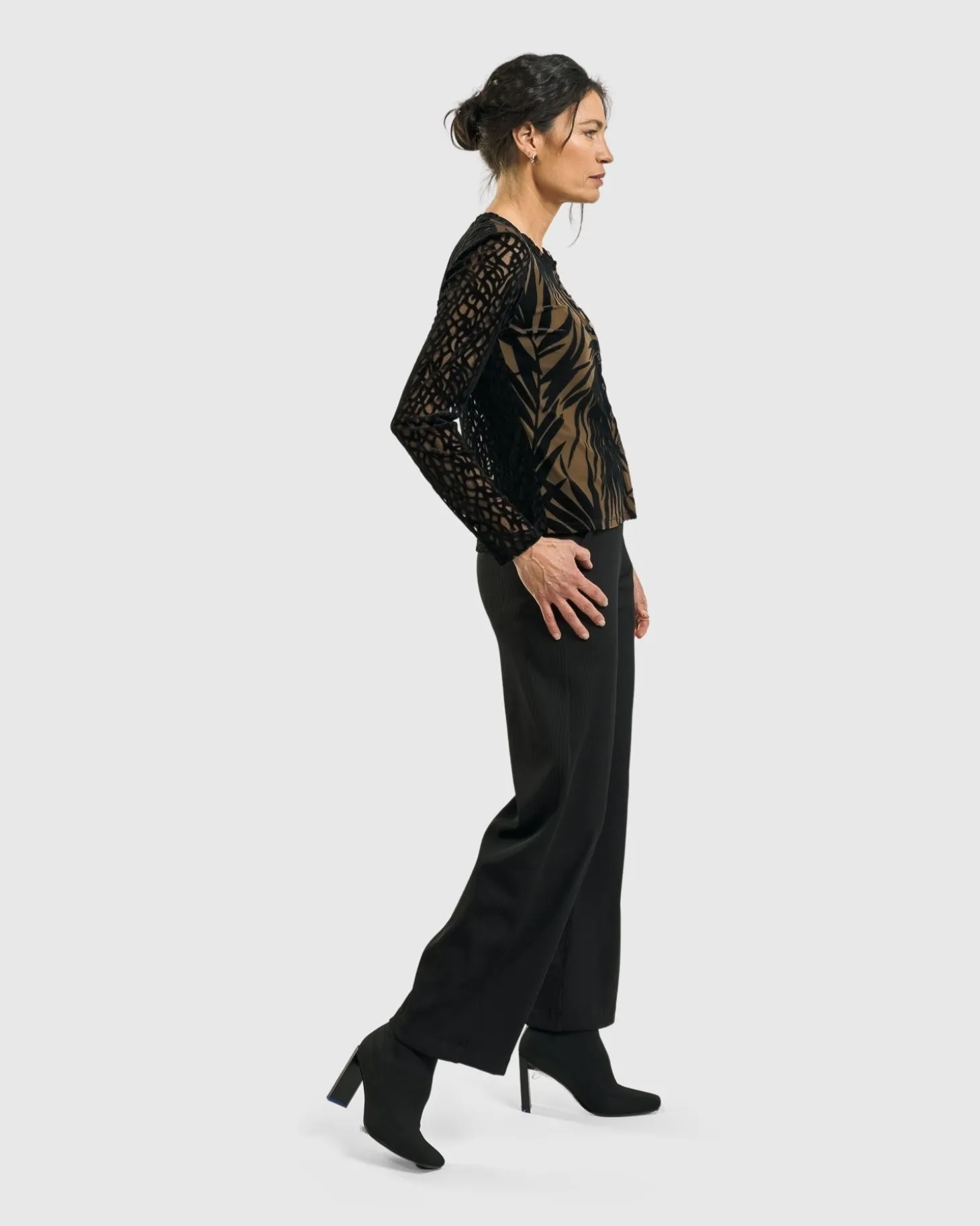 Women Alembika Kuzco Cropped Cardigan Top, Gold