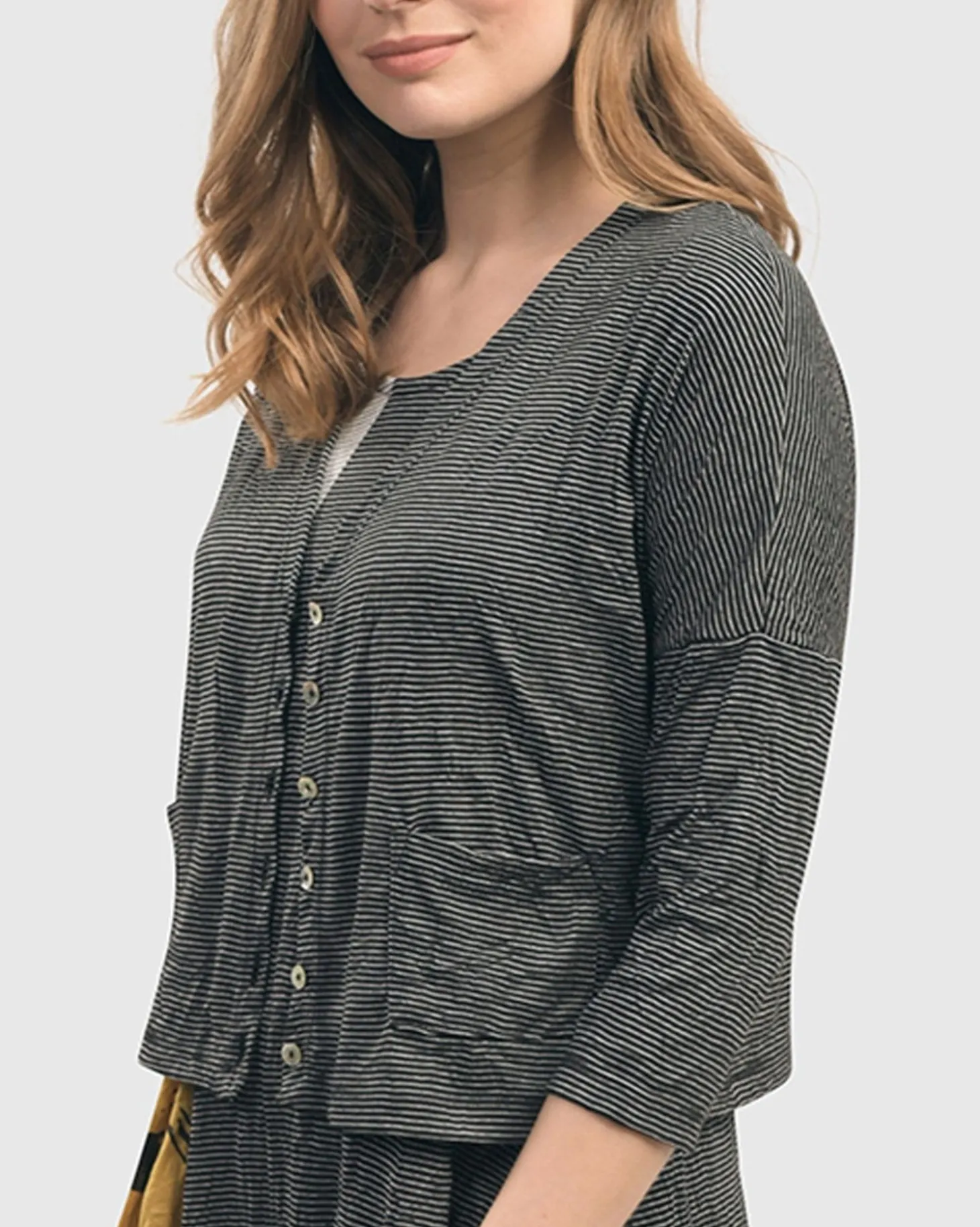 Women Alembika Linea Crinkle Crop Cardy, Black