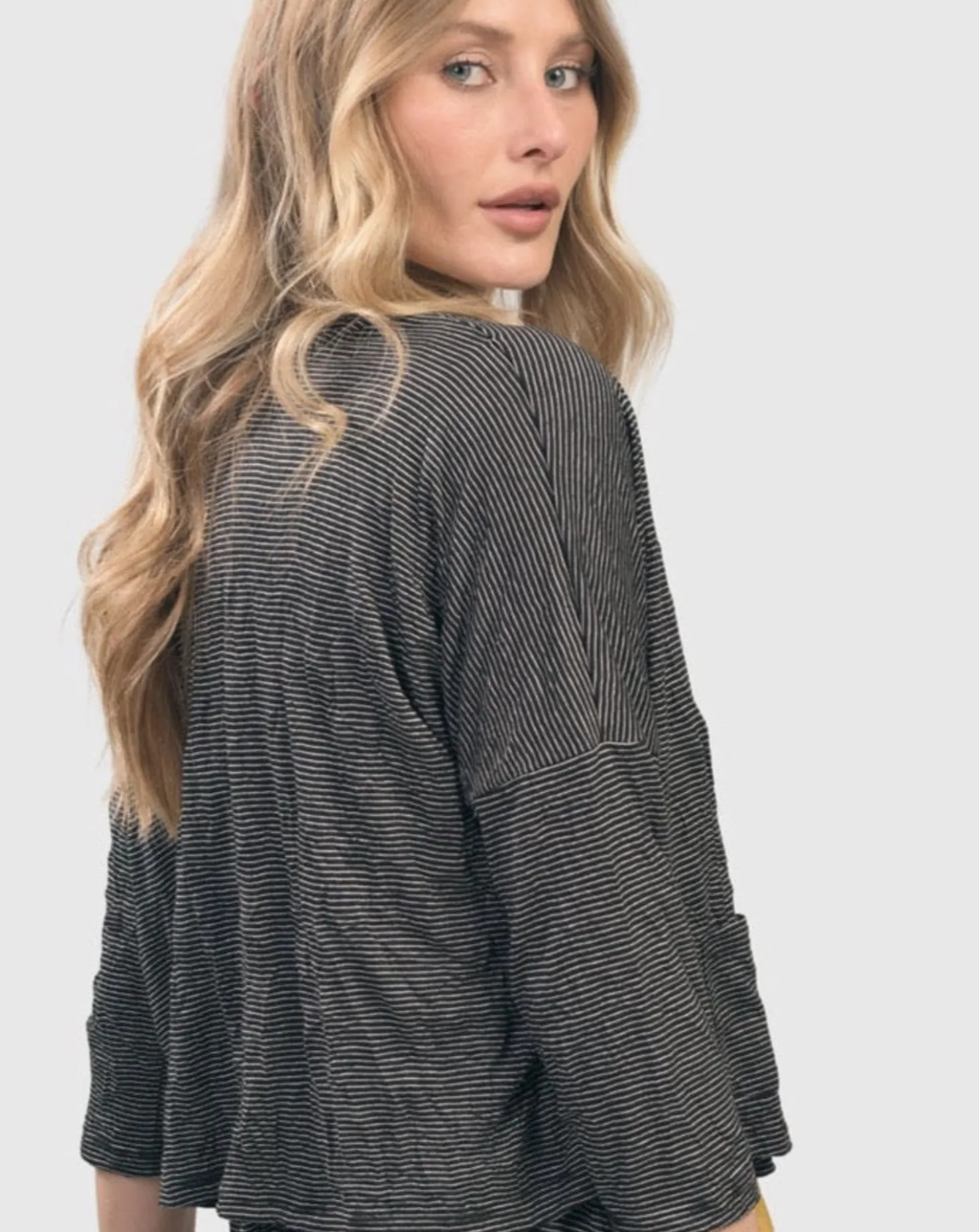 Women Alembika Linea Crinkle Crop Cardy, Black