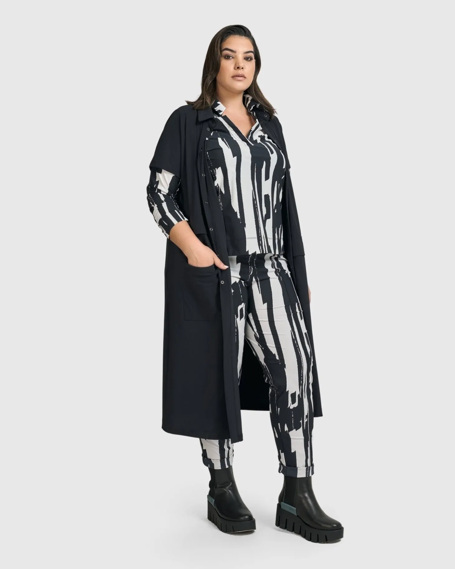 Women Alembika Matrix Short Sleeve Duster, Black