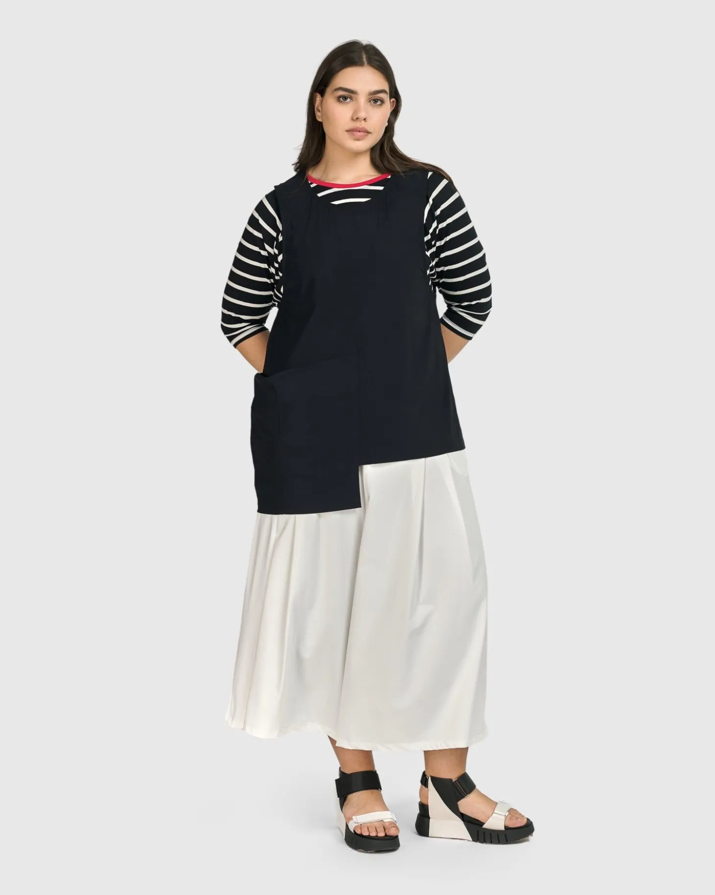 Women Alembika Tekbika Notre Dame Apron Vest, Black