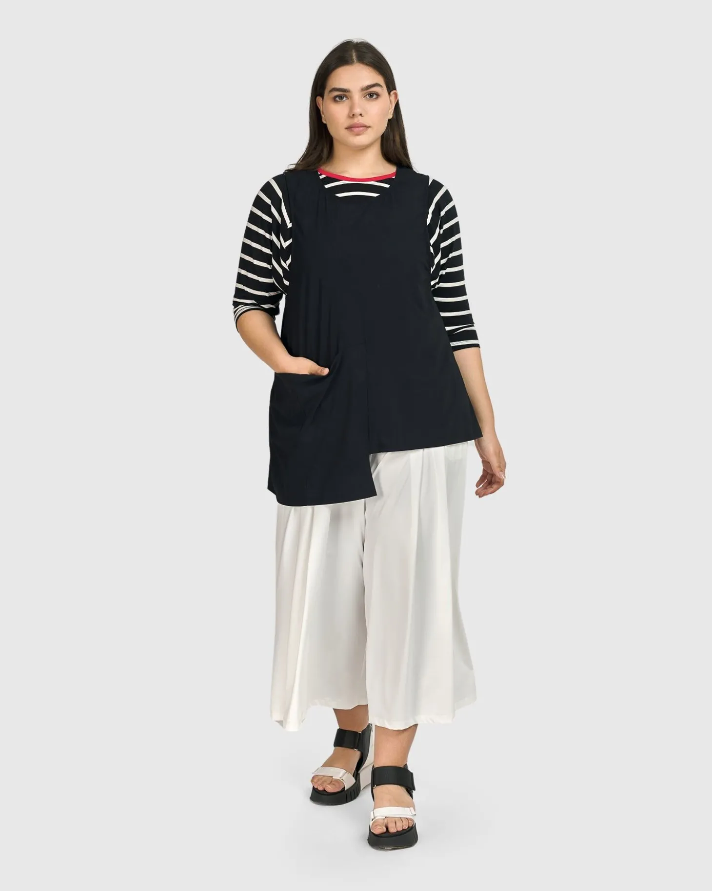 Women Alembika Tekbika Notre Dame Apron Vest, Black