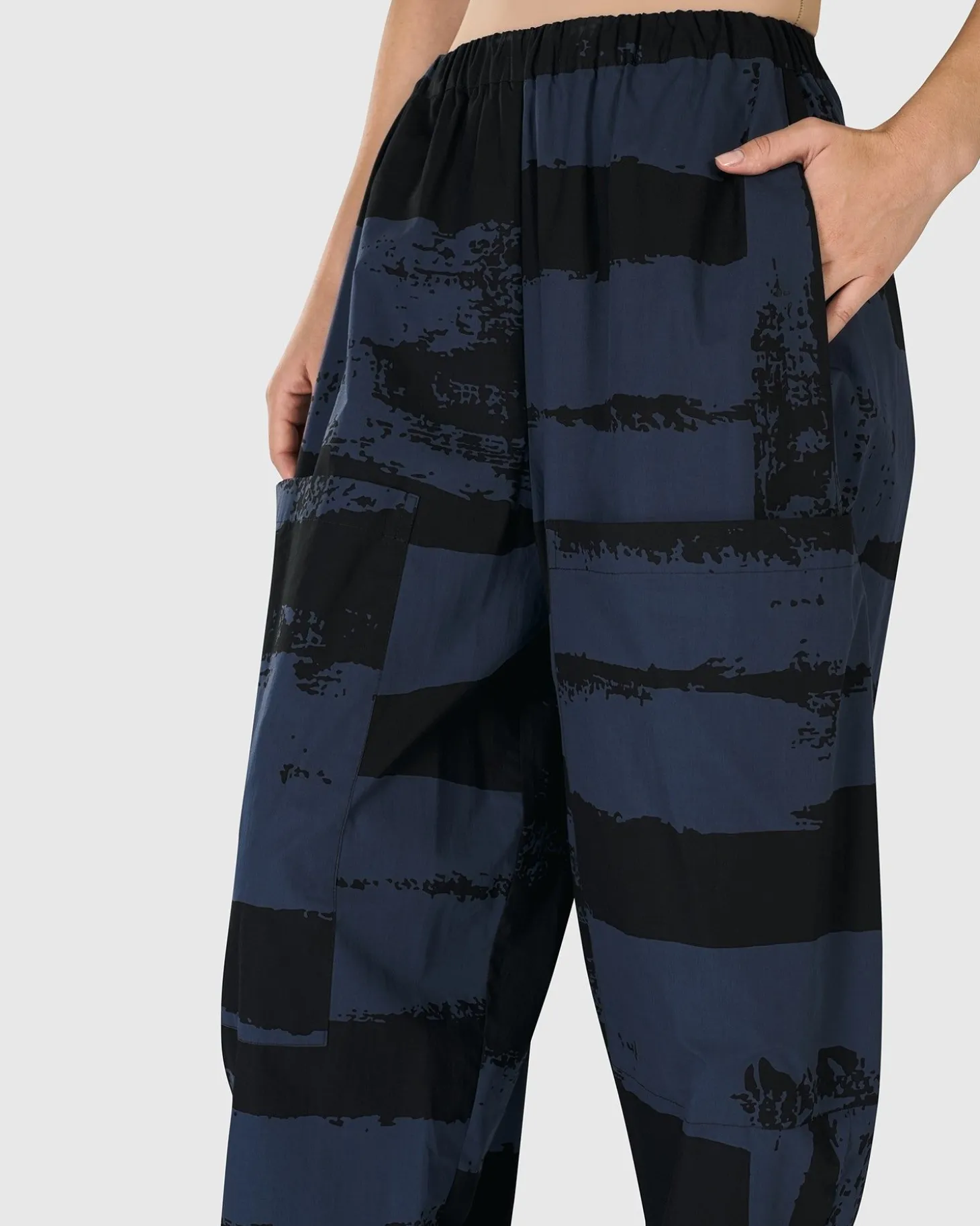 Women Alembika Urban Codex Barrel Pants, Navy