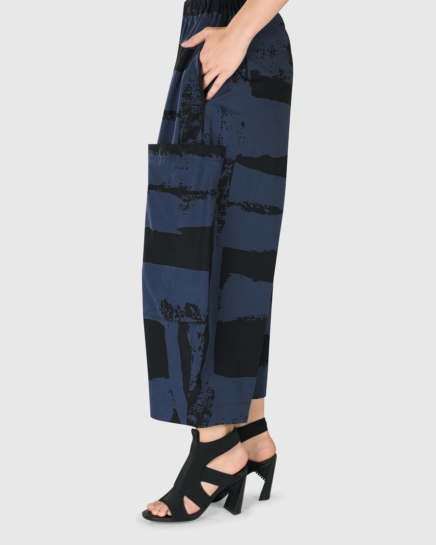 Women Alembika Urban Codex Barrel Pants, Navy